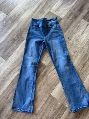 Women's American eagle pull
On boot cut jeans high rise